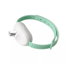 Γάτα παίζει με το λέιζερ του έξυπνου κολάρου – Ιδανικό gadget για καθημερινή άσκηση και διασκέδαση.